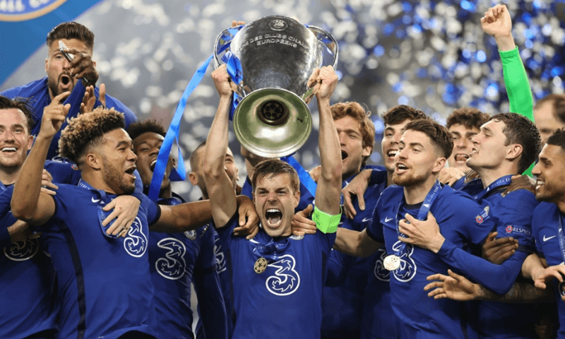 Chelsea hiên ngang đứng trên đỉnh châu Âu với hai chức vô địch Champions League danh giá vào các năm 2012 và 2021.