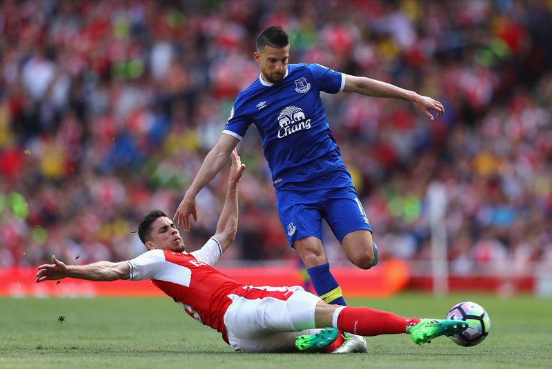 Tắc bóng đứng giúp cầu thủ giữ trọng tâm tốt và sẵn sàng cho các tình huống luân chuyển bóng.