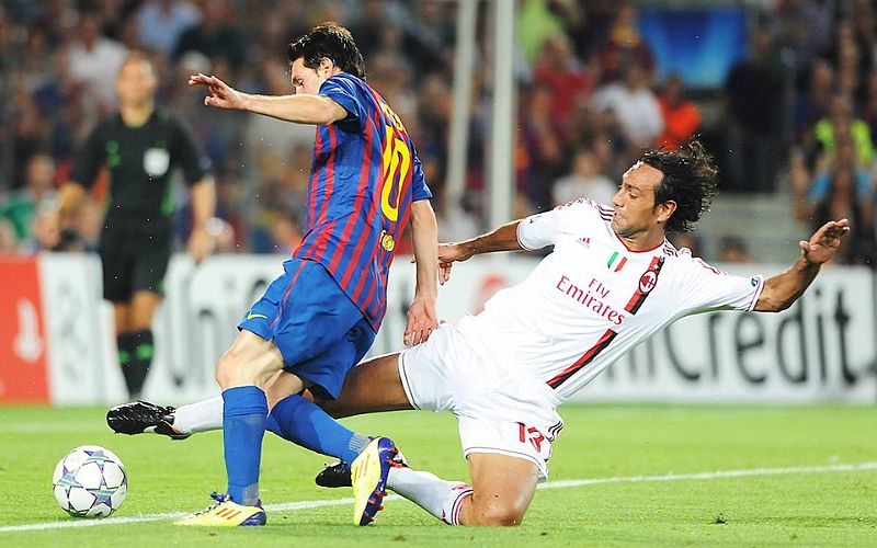 Lựa chọn vị trí tắc bóng hợp lý giúp bẻ gãy nhịp độ tấn công và mở ra cơ hội phản công nhanh.