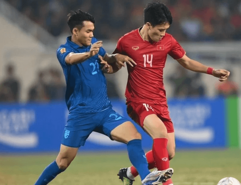 Tư thế hạ thấp trọng tâm là yếu tố then chốt để thực hiện một cú tắc bóng hoàn hảo và an toàn.