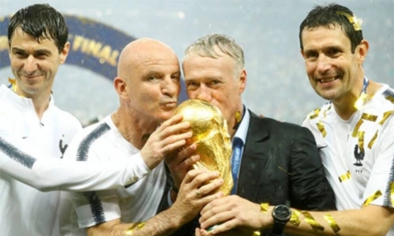 Didier Deschamps là nhân vật đặc biệt khi vô địch World Cup cùng Pháp cả trên sân cỏ lẫn băng ghế huấn luyện. 