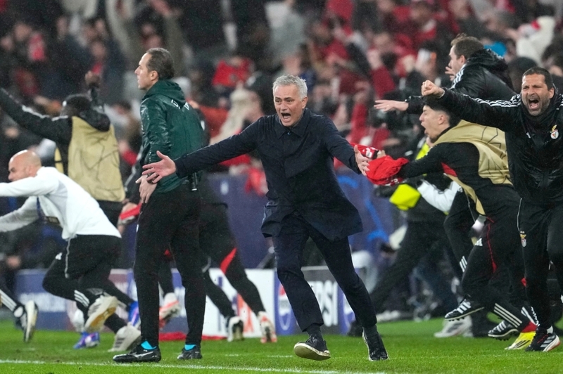 Jose Mourinho là một trong những huấn luyện viên cá tính và thành công nhất của bóng đá hiện đại. 