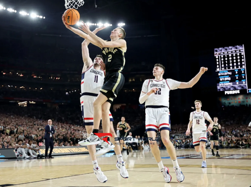 Tại đấu trường NBA, mỗi hiệp đấu kéo dài 12 phút, đòi hỏi nền tảng thể lực cực hạn từ các cầu thủ.