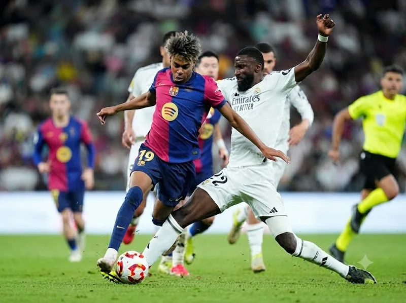 El Clasico giữa Real Madrid và Barcelona là trận cầu biểu tượng, góp phần đưa giải đấu La Liga trở thành tâm điểm bóng đá thế giới.