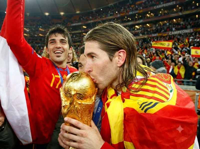 Sergio Ramos đội tuyển Tây Ban Nha từng góp mặt trong thế hệ vô địch EURO 2008, World Cup 2010 và EURO 2012.